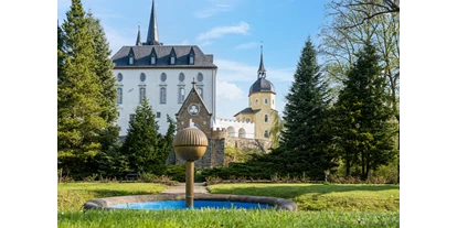 Bruiloft - Hochzeitsessen: 3-Gänge Hochzeitsmenü - Erzgebirge - Außenansicht Schlossgebäude vom Gaten aus. - Schlosshotel PURSCHENSTEIN