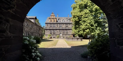 Hochzeit - Hochzeitsessen: Buffet - Arnshöfen - Blick durch das Eingangstor in den Innenhof und das Schloss Friedewald - Schloss Friedewald (Westerwald)