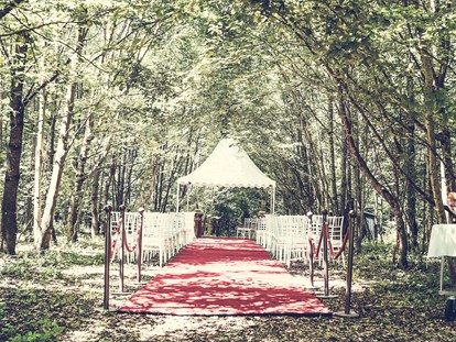 Hochzeit - Art der Location: Waldhochzeit - Fasanenwald Traulocation für eine Freie Trauung in Baden-Württemberg. - Hofgut Domäne GmbH