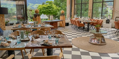 Wedding - nächstes Hotel - Bad Gastein - Die Hochzeitstafel mit weitläufigen Bergpanorama im Weitblick. - Sendlhofer's