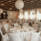 Wedding location - Der Ballsaal der Hochzeitslocation Naundrups Hof festlich eingedeckt. - Naundrups Hof