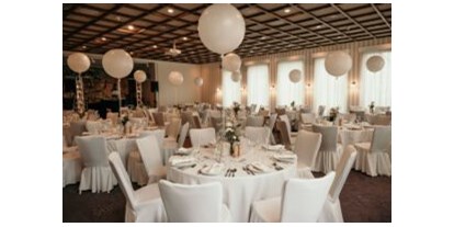 Hochzeit - nächstes Hotel - Nordrhein-Westfalen - Der Ballsaal der Hochzeitslocation Naundrups Hof festlich eingedeckt. - Naundrups Hof