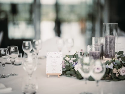 Hochzeit - Geeignet für: Produktpräsentation - Petronell-Carnuntum - Eine stylisch gedeckte Hochzeitstafel im Weingut Leo HILLINGER. - WEINGUT LEO HILLINGER