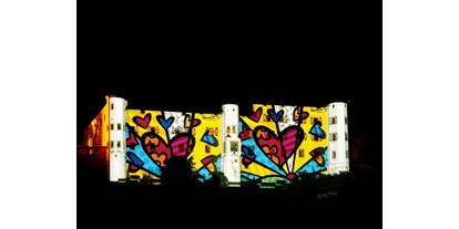 Hochzeit - Hochzeits-Stil: Rustic - Lightshow auf die Außenfassade des Schlosses von Künstler Romero Britto  - Schloss Tratzberg