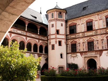 Bruiloft - Hochzeitsessen: 5-Gänge Hochzeitsmenü - Jenbach - Innenhof - Schloss Tratzberg