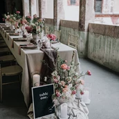 Lieu du mariage - Lange Tafel in den überdachten Arkaden mit Blick in den Innenhof - Schloss Tratzberg
