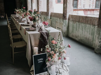Wedding - Hochzeitsessen: Buffet - Austria - Lange Tafel in den überdachten Arkaden mit Blick in den Innenhof - Schloss Tratzberg