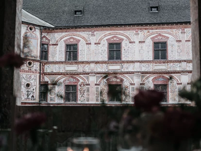 Hochzeit - Hochzeitsessen: 5-Gänge Hochzeitsmenü - Reith im Alpbachtal - Blick von der langen Tafel auf den Arkaden rein in den Renaissance Innenhof - Schloss Tratzberg