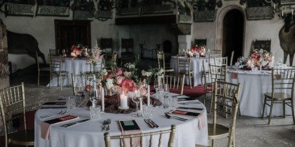 Hochzeit - Hochzeits-Stil: Rustic - Beispiel Set-Up einiger runder Tische im Habsburgersaal - Schloss Tratzberg