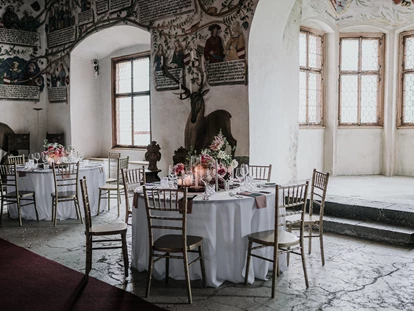 Hochzeit - Hochzeitsessen: 5-Gänge Hochzeitsmenü - Reith im Alpbachtal - Im Erker kann auch ein runder Tisch aufgestellt werden. Alternativ könnte sich hier die musikalische Begleitung abhalten - Schloss Tratzberg
