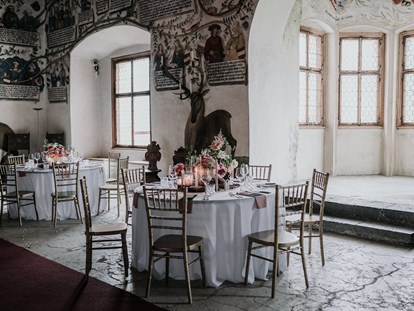 Hochzeit - Hochzeitsessen: 5-Gänge Hochzeitsmenü - Hall in Tirol - Im Erker kann auch ein runder Tisch aufgestellt werden. Alternativ könnte sich hier die musikalische Begleitung abhalten - Schloss Tratzberg