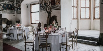 Hochzeit - externes Catering - Im Erker kann auch ein runder Tisch aufgestellt werden. Alternativ könnte sich hier die musikalische Begleitung abhalten - Schloss Tratzberg