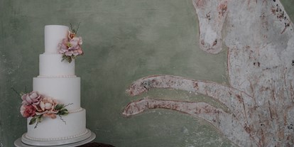 Hochzeit - Hochzeits-Stil: Rustic - Hochzeitstorte im Arkadengang vor den Hirschfresken - Schloss Tratzberg