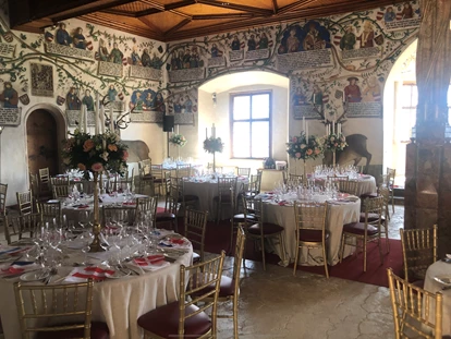 Hochzeit - Hochzeitsessen: 5-Gänge Hochzeitsmenü - Reith im Alpbachtal - Beispiel Set-Up einiger runder Tische im Habsburgersaal - Schloss Tratzberg