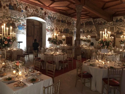 Hochzeit - Geeignet für: Hochzeit - Reith im Alpbachtal - Überblick einiger Tische im 180m2 Habsburgersaal am Abend - Schloss Tratzberg