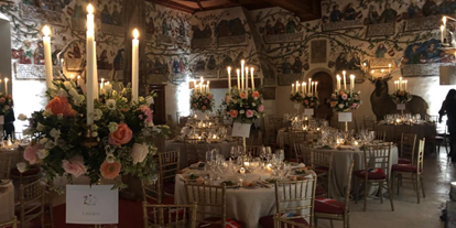 Hochzeit - Pertisau - Überblick einiger Tische im 180m2 Habsburgersaal am Abend - Schloss Tratzberg