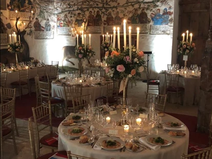 Hochzeit - Hochzeitsessen: 5-Gänge Hochzeitsmenü - Reith im Alpbachtal - Beispiel Set-Up einiger runder Tische im Habsburgersaal am Abend - Schloss Tratzberg