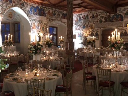 Hochzeit - Hochzeitsessen: 5-Gänge Hochzeitsmenü - Reith im Alpbachtal - Im Erker kann auch ein runder Tisch aufgestellt werden. Alternativ könnte sich hier die musikalische Begleitung abhalten - Schloss Tratzberg