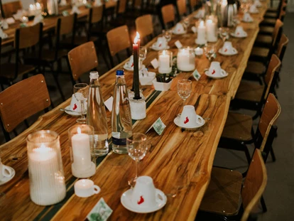 Nozze - externes Catering - Mötzing - Eine Hochzeitstafel für eure Hochzeit. Schlicht, modern, chic. - Hazelriver One