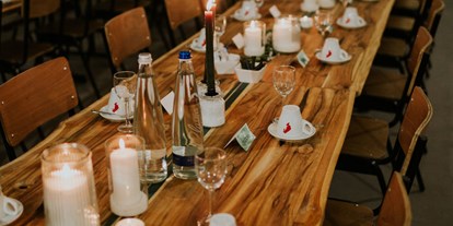 Hochzeit - externes Catering - Bayern - Eine Hochzeitstafel für eure Hochzeit. Schlicht, modern, chic. - Hazelriver One