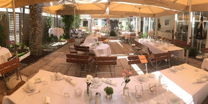 Hochzeit - Hochzeits-Stil: Rustic - Bachhagel - Kaffee & Kuchen auf der Terrasse  - Landgasthof Demharter