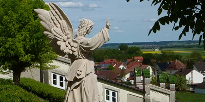 Mariage - Frühlingshochzeit - Allemagne - Schutzengel vor der Hochzeitslocation - Kloster Bonlanden