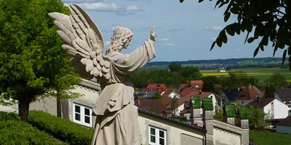 Hochzeit - Preisniveau: moderat - Leutkirch im Allgäu - Schutzengel vor der Hochzeitslocation - Kloster Bonlanden