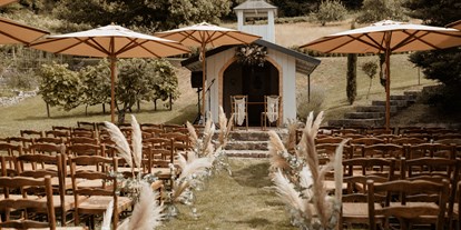 Hochzeit - Umgebung: in Weingärten - Dobel - Freie Trauung mit unseren Vintage Stühlen - Kitchen & Soul