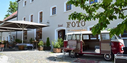Hochzeit - Art der Location: Hotel - Der Gastgarten des Stanglbräu bei Regensburg mit Retro-Bulli als Fotobooth. - Stanglbräu