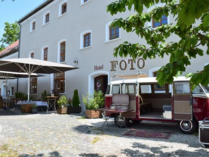 Hochzeit - nächstes Hotel - Der Gastgarten des Stanglbräu bei Regensburg mit Retro-Bulli als Fotobooth. - Stanglbräu
