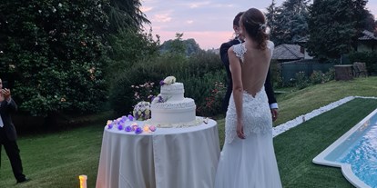 Hochzeit - Fotobox - Italien - Kuchenschneiden am Pool - Villa Sofia Italy