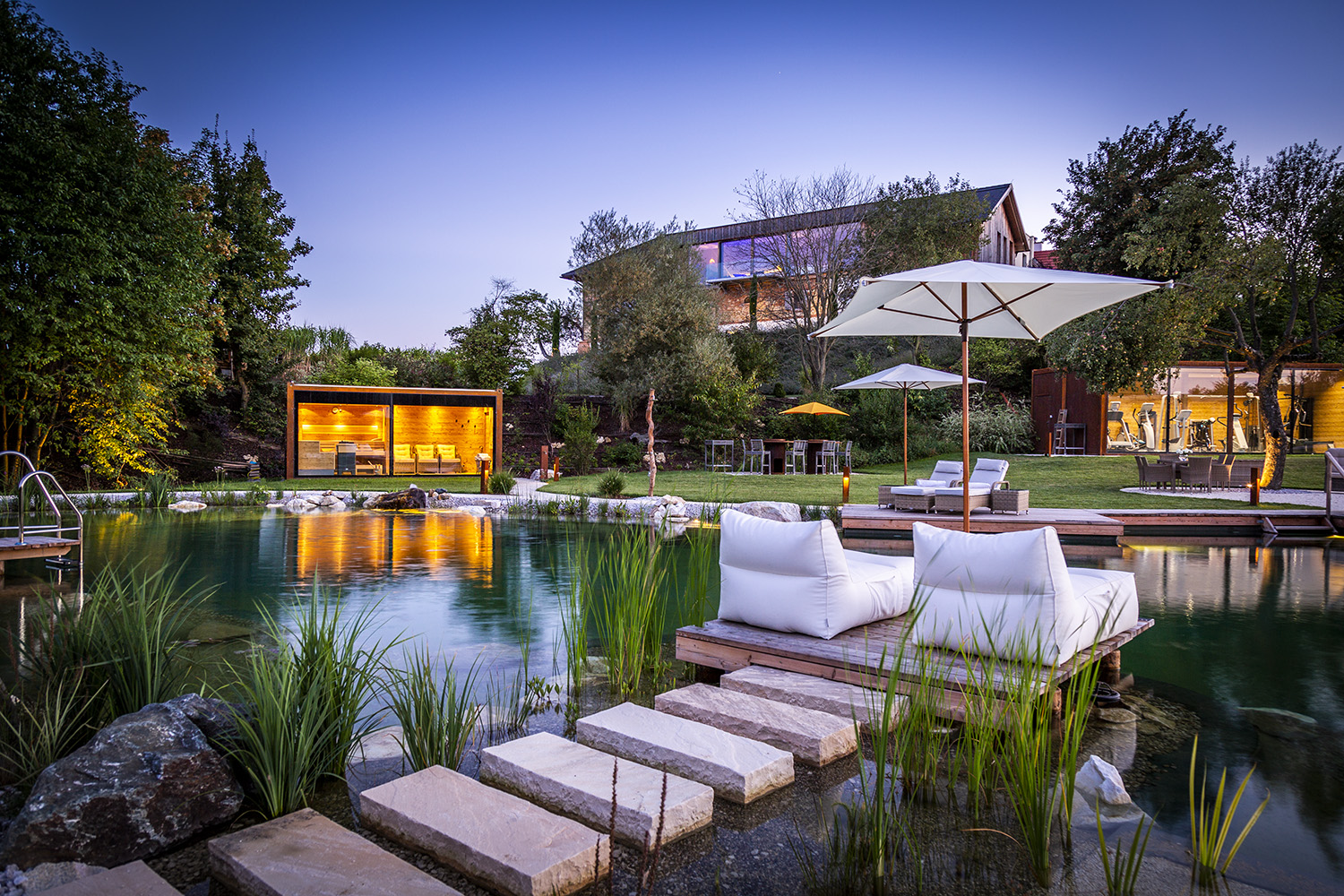 Hochzeit: Golden Hill Country Chalets & Suites in der Südsteiermark mit 15.000 m² große Parkanlage und idyllischem Naturschwimmteich. - Golden Hill Country Chalets & Suites