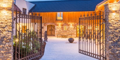 Hochzeit - Winterhochzeit - Unterpremstätten - Innenhof vom Loft  - Golden Hill Country Chalets & Suites