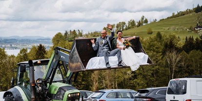Hochzeit - Salzkammergut - Die weiße Kutsche und den roten Porsche hat jeder. Am Feldbauernhof gehts daher mit dem Traki zur Trauung. - Feldbauernhof