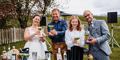 Hochzeit - Umgebung: in den Bergen - Am Feldbauernhof könnt ihr euren eigenen Hochzeitscocktail mit dem Cocktailmeister persönlich mixen. - Feldbauernhof