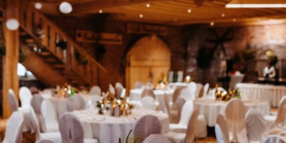 Hochzeit - Art der Location: Alm - Der Festsaal des Feldbauernhof am Attersee überzeugt mit seinem rustikalen, hölzernen Charme. - Feldbauernhof