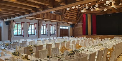 Mariage - Hochzeitsessen: 5-Gänge Hochzeitsmenü - Berwang - Milser Stadl mit E-Form, Blick auf die Bühne - Alpenrast Tyrol