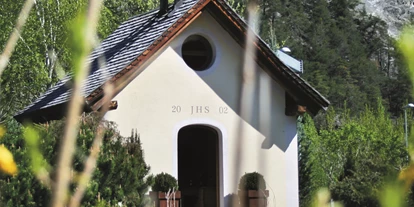 Hochzeit - Hochzeitsessen: 5-Gänge Hochzeitsmenü - Landeck - Trofana Tyrol Kapelle zum heilige Christophorus, inmitten der Grünanlage - Alpenrast Tyrol