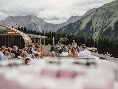 Bruiloft - Hochzeitsessen: mehrgängiges Hochzeitsmenü - Hopferau - Die Terrasse des VIEW bietet die ideale Kulisse für eine Trauung in Tirols Bergen. - Das View - the Pop-Up