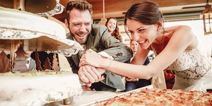 Hochzeit - Geeignet für: Firmenweihnachtsfeier - Tirol - Tortenanschnitt bei einer Hochzeit im VIEW. - Das View - the Pop-Up