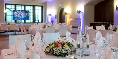 Wedding - Frühlingshochzeit - Berlin-Stadt Charlottenburg - Gedeckte Tische mit Gesteck - Französischer Dom und Restaurant Hugo & Notte