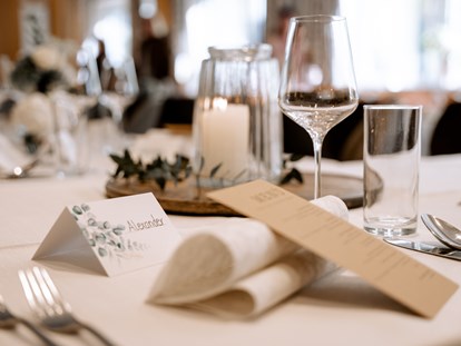 Hochzeit - Art der Location: Restaurant - Niederösterreich - Eine festlich gedeckte Tafel für eure Hochzeitsfeier im Gasthaus Schmidt in 2440 Reisenberg. - Gasthaus Schmidt