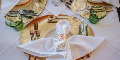 Hochzeit - Hochzeits-Stil: Rustic - Moderne Tischdeko ganz nach euren Wünschen. - BAD/SAAG  DIREKT AM WÖRTHERSEE - RESTAURANT & CLUB