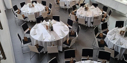 Nozze - Geeignet für: Firmenweihnachtsfeier - Mainz - Die Hochzeitslocation BOTANICAL mit großen, runden Tischen für eure Hochzeit. - Hochzeits- und Eventlocation BOTANICAL
