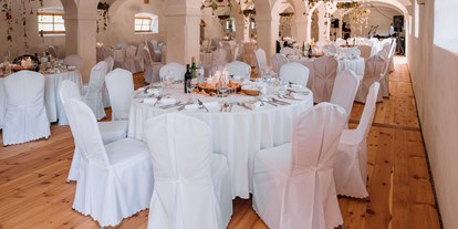 Hochzeit - Hochzeitsessen: Buffet - Kärnten - Alte Meierei Bleiburg I Säulenhalle mit gedeckten Tischen - ALTE MEIEREI BLEIBURG