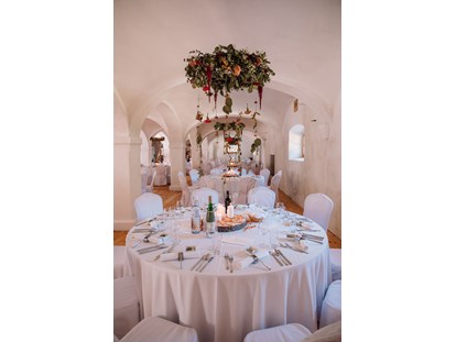 Hochzeit - Geeignet für: Geburtstagsfeier - Srejach - Alte Meierei Bleiburg I Säulenhalle mit gedeckten Tischen 2 (hochkant) - ALTE MEIEREI BLEIBURG