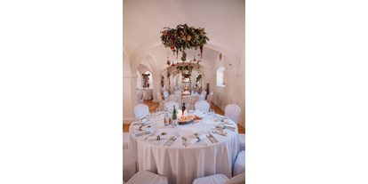 Hochzeit - Hochzeitsessen: Buffet - PLZ 9155 (Österreich) - Alte Meierei Bleiburg I Säulenhalle mit gedeckten Tischen 2 (hochkant) - ALTE MEIEREI BLEIBURG