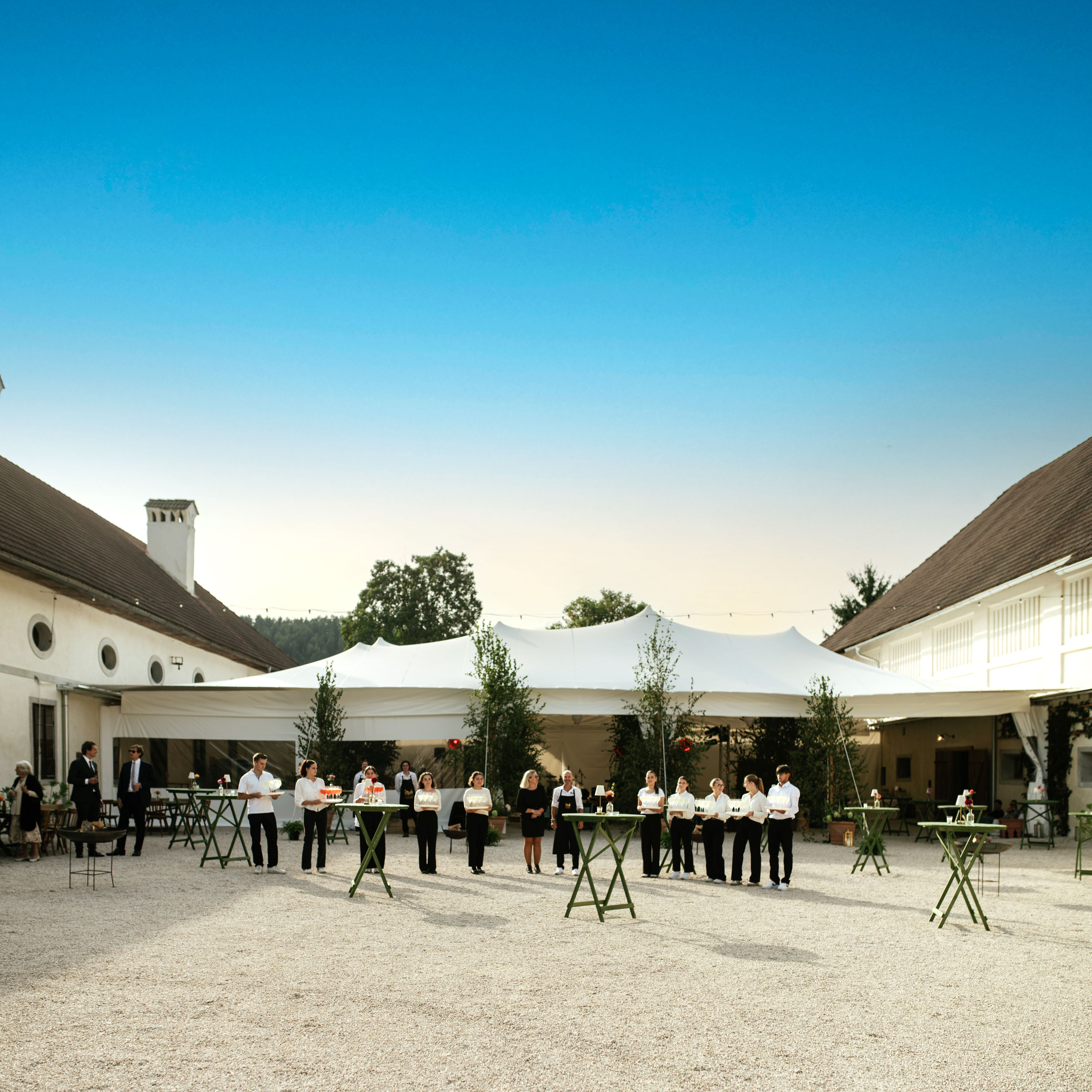 Location per matrimoni - Catering bei der Agape vor dem Festzelt im Innenhof der Alten Meierei Bleiburg - ALTE MEIEREI BLEIBURG