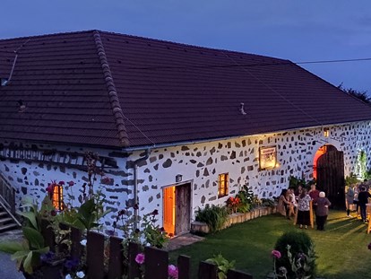 Hochzeit - Art der Location: Bauernhof/Landhaus - Oberösterreich - Abbrandtnergut bei Nacht - Abbrandtnergut auf dem Balkon von Linz