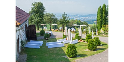 Hochzeit - Personenanzahl - Oberösterreich - Zeremonie vor dem Abbrandtnergut  - Abbrandtnergut auf dem Balkon von Linz